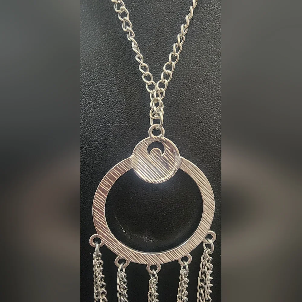 Elegant Silver Tone Chain Necklace‎ with Circular Pendant